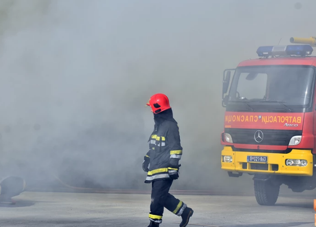 “Širio se nesnosan smrad” Požar u stambenoj zgradi, sve raspoložive vatrogasne ekipe na terenu