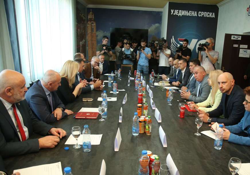 Srpskainfo saznaje: Stevandić pred koaliciju stavio pitanje vraćanja toplog obroka za javni sektor, a OVO JE DOGOVORENO (FOTO)