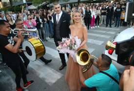 Milica Pavlović slavi s banjalučkim maturantima: Pjevačica pratilja mladom Srđanu, zablistala u prekrasnoj haljini (FOTO)
