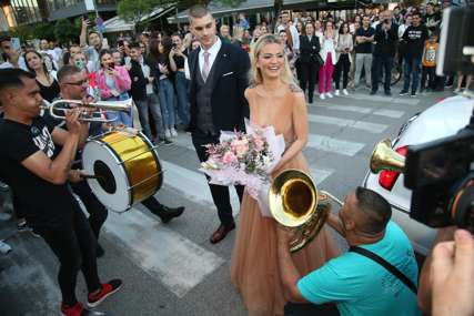 Milica Pavlović slavi s banjalučkim maturantima: Pjevačica pratilja mladom Srđanu, zablistala u prekrasnoj haljini (FOTO)