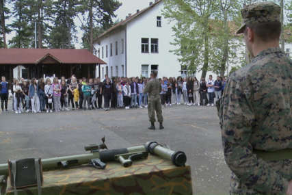 DAN OTVORENIH VRATA Učenici posjetili bijeljinsku kasarnu, dobili priliku da vide vojno naoružanje i opremu