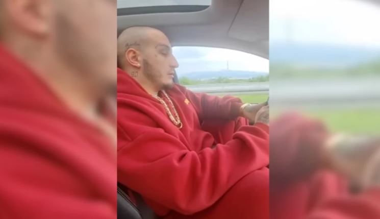 BAHATI SE ZA VOLANOM Vuk Mob sve vrijeme gleda u telefon dok vozi (VIDEO)