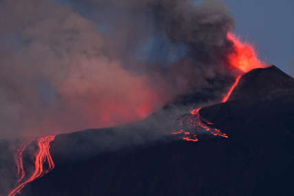 Najveći i najaktivniji u Evropi: Erupcija vulkana Etna koji izbacuje lavu niz svoje kratere zabrinula stanovništvo