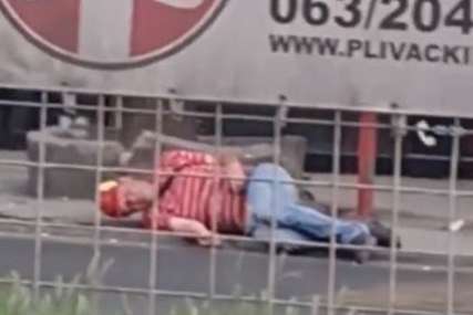 NESVAKIDAŠNJA SCENA Čovjek leži na ulici, za dlaku je falilo da ga udari autobus (VIDEO)