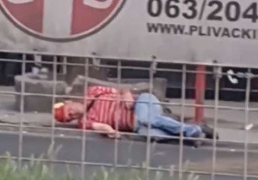 NESVAKIDAŠNJA SCENA Čovjek leži na ulici, za dlaku je falilo da ga udari autobus (VIDEO)