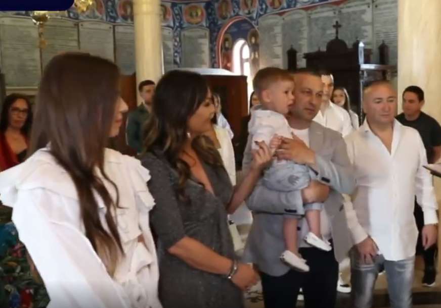U krugu najbliže porodice: Đani i Slađa krstili unuka (VIDEO)