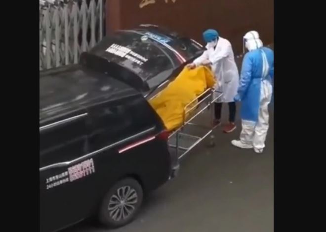 Snimak iz Šangaja zapanjio svijet: Živog čovjeka proglasili mrtvim i stavili u vreću (VIDEO)