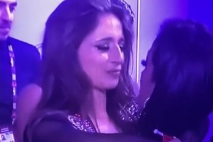 Nije mogla da sakrije emocije: Vatrena predstavnica Španije na Evroviziji ljubila svoju djevojku u usta (VIDEO)