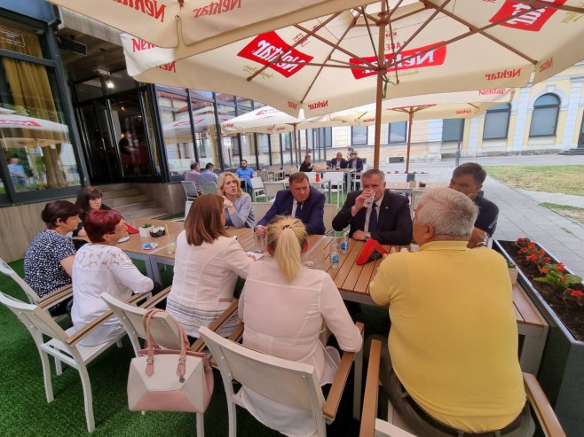 “Bol nikada neće prestati” Cvijanovićeva i Dodik razgovarali sa roditeljima 12 banjalučkih beba (FOTO)