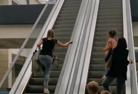 HIT SNIMAK IZ TRŽNOG CENTRA Žena na pokretnim stepenicama u suprotnom smjeru (VIDEO)