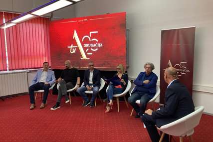 Povodom 25 godina rada: Alternativna televizija organizovala panel diskusiju “Mediji i propaganda” (FOTO)