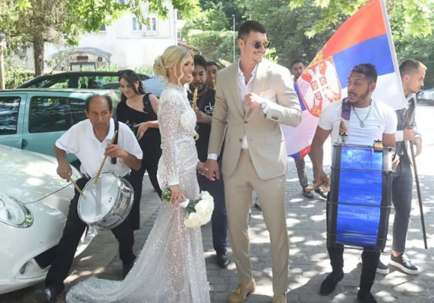 Detalji vjenčanja bivše djevojke Luke Jovića: Anđela zablistala u bijeloj haljini, a fudbaler u krem odijelu (VIDEO)