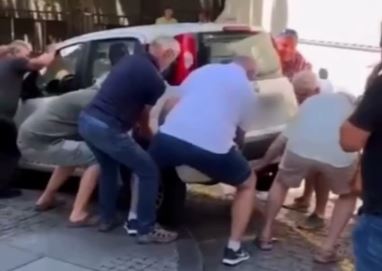 Nisu imali izbora: Turisti sa kruzera rukama pomijerali automobil da bi prošao autobus (VIDEO)