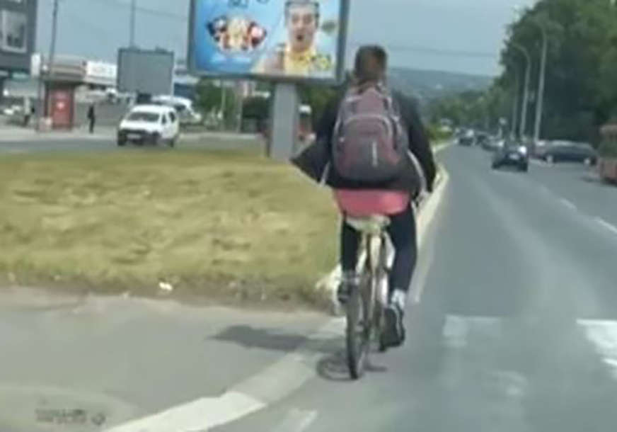 Jedni su osudili i nesavjesnog vozača automobila: Rizična vožnja mladog bicikliste zapalila društvene mreže (VIDEO)
