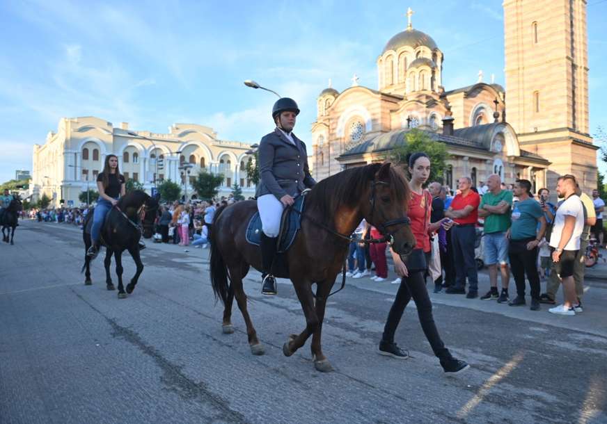 Okupili se brojni Banjalučani: Povodom praznika Duhovi, centrom grada prodefilovalo nekoliko kočija i konjanika (FOTO)