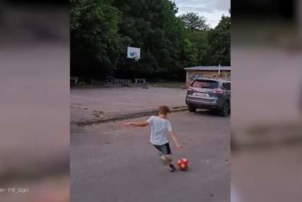 PRAVA MAJSTORIJA Dječak (4) šutnuo loptu i postao senzacija na društvenim mrežama (VIDEO)