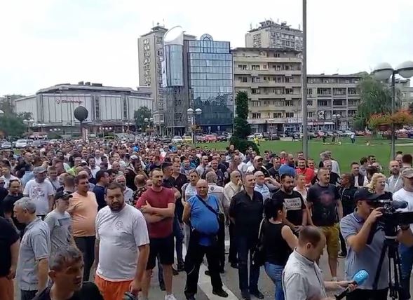"PUŠTENI SMO NIZ VODU" Protest radnika "Fijata" u Kragujevcu