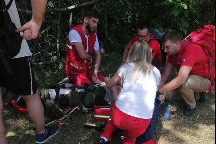 Nepomično ležao: Muškarac pao sa drveta, spasili ga članovi GSS Mostar (FOTO)