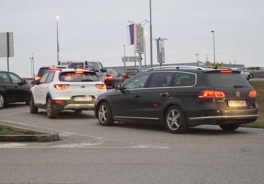 Zadržavanja do 30 minuta: Pojačan saobraćaj na graničnim prelazima u BiH