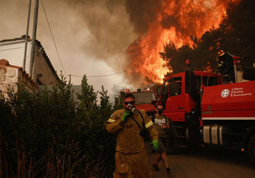 VATRENA STIHIJA U GRČKOJ Vatrogasci se bore sa velikim šumskim požarom koji prijeti Atini (FOTO)