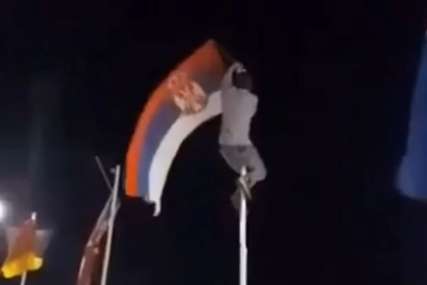 INCIDENT U HRVATSKOJ Mladić se popeo na jarbol i skinuo srpsku zastavu koja je bila istaknuta zbog festivala