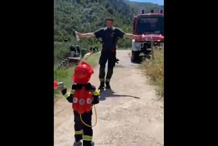 “Ljepši snimak danas nećete pogledati” Hrabri dječak odlučio pomoći tati vatrogascu u borbi protiv vatrene stihije (VIDEO)