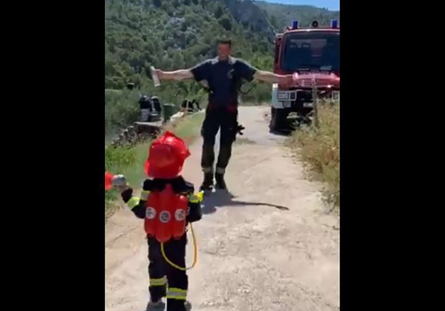 “Ljepši snimak danas nećete pogledati” Hrabri dječak odlučio pomoći tati vatrogascu u borbi protiv vatrene stihije (VIDEO)
