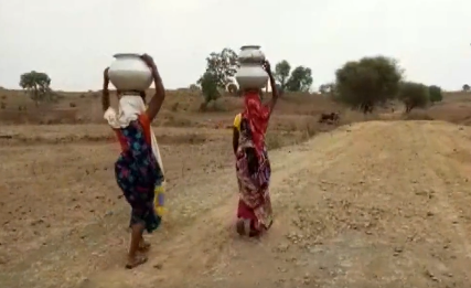 Snimak koji je obišao svijet: Žena rizikuje život kako bi pronašla vodu (VIDEO)