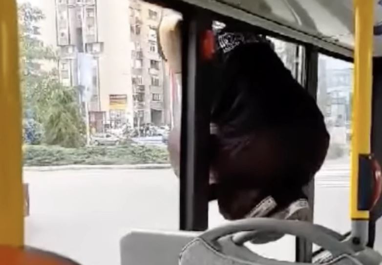 "Da se osakati za 65 dinara" Novosađanka bježala od kontrole kroz prozor autobusa (VIDEO)