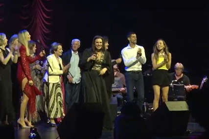 ŠOU NA BINI Nole zaigrao u toku predstave, a Jelena zapjevala (VIDEO)