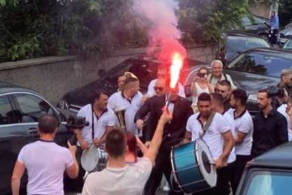 Gobelja došao po mladu sa trubačima: Policija prekinula veselje ispred doma Katarine Grujić (VIDEO, FOTO)