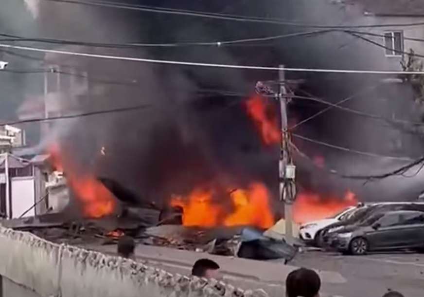 Tragedija u Kini: Vojni avion srušio se usred grada, poginula jedna osoba (VIDEO)
