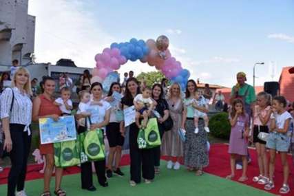 Obezbijeđeni prigodni pokloni: Konferencija beba u Mrkonjić Gradu okupila 80 mališana (FOTO)