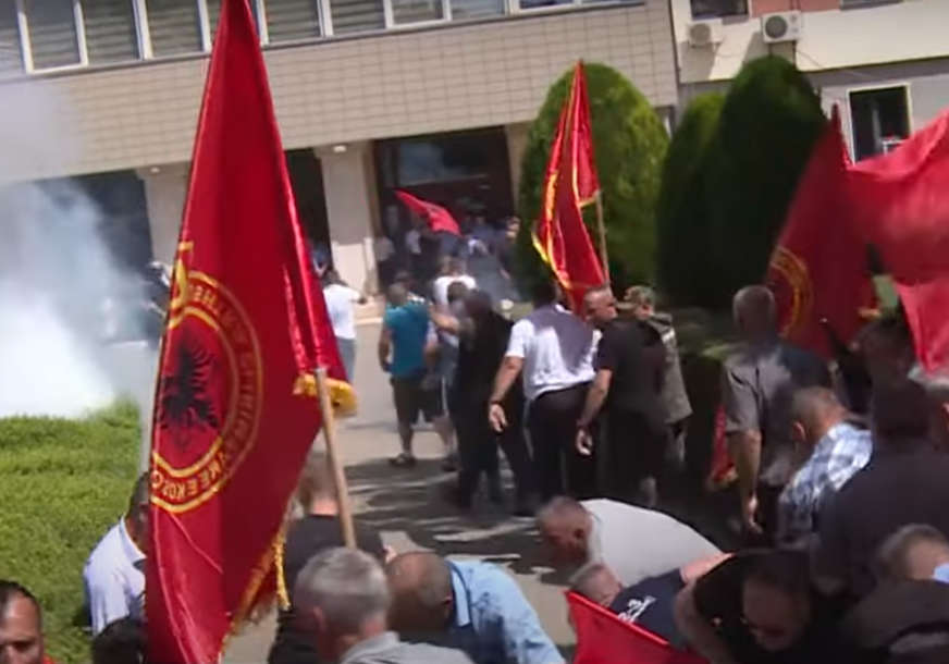 HAOS U PRIŠTINI Protest veterana OVK, policija bacila suzavac (VIDEO)