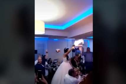 Pogodila je pjesma: Mlada izvadila pištolj i počela da rešeta na svadbi (VIDEO)