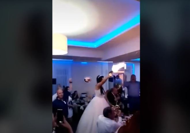 Pogodila je pjesma: Mlada izvadila pištolj i počela da rešeta na svadbi (VIDEO)