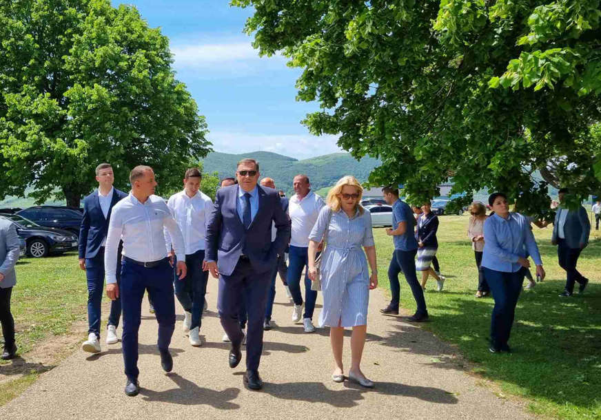 "Manjača je postala epska priča" Cvijanovićeva i Dodik u Stričićima, najavili nova ulaganja u ovaj kraj (FOTO)