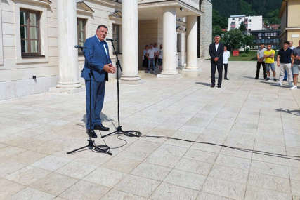 Dodik na otkrivanju spomenika “Selimović je dobio trajno mjesto sa ostalim velikanima”