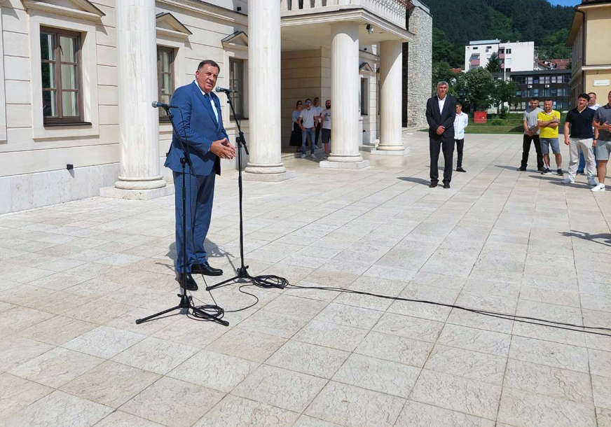 Dodik na otkrivanju spomenika “Selimović je dobio trajno mjesto sa ostalim velikanima”