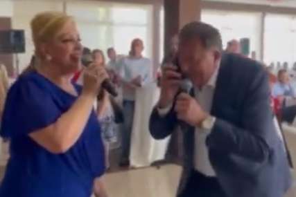 "Raširi ruke, o majko stara" Dodik opet zapjevao, ovaj put sa Snežanom Đurišić (VIDEO)