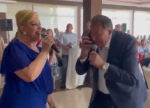 "Raširi ruke, o majko stara" Dodik opet zapjevao, ovaj put sa Snežanom Đurišić (VIDEO)