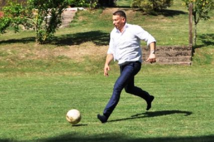Članovi gradiškog DNS zaigrali fudbal na izletištu u Prosari: Nenad Nešić u naletu, ali u čarapama (FOTO)