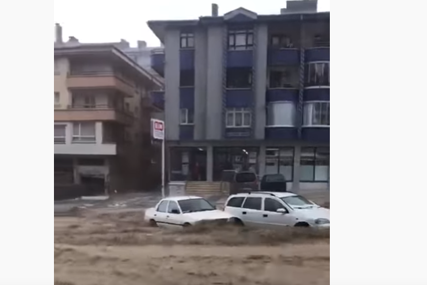 JAKO NEVRIJEME POGODILO TURSKU Jedna osoba poginula, ulice pod vodom (VIDEO)
