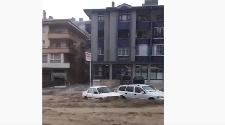 JAKO NEVRIJEME POGODILO TURSKU Jedna osoba poginula, ulice pod vodom (VIDEO)