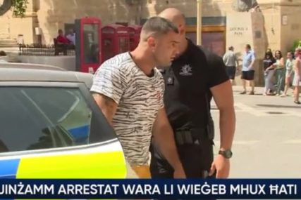 Isplivao novi snimak hapšenja Srbina u kupaćim gaćama: Ovako se borio sa policajcima, jedva ga savladali (VIDEO)
