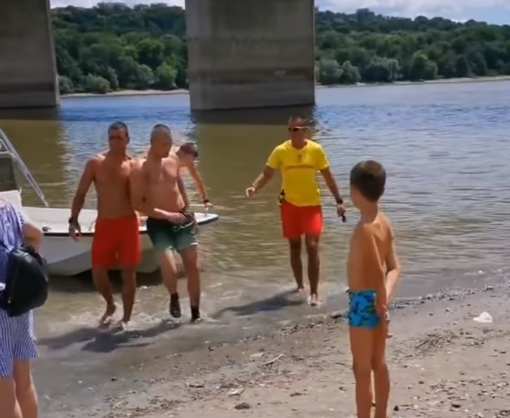 DRAMA NA KUPALIŠTU Mladić skočio sa mosta,  spasioci ga jedva izvukli (VIDEO)