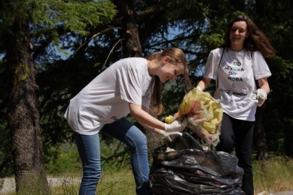 Volonteri prikupljali otpad u Mostaru u okviru Coca-Colinog projekta "Od izvora do mora"