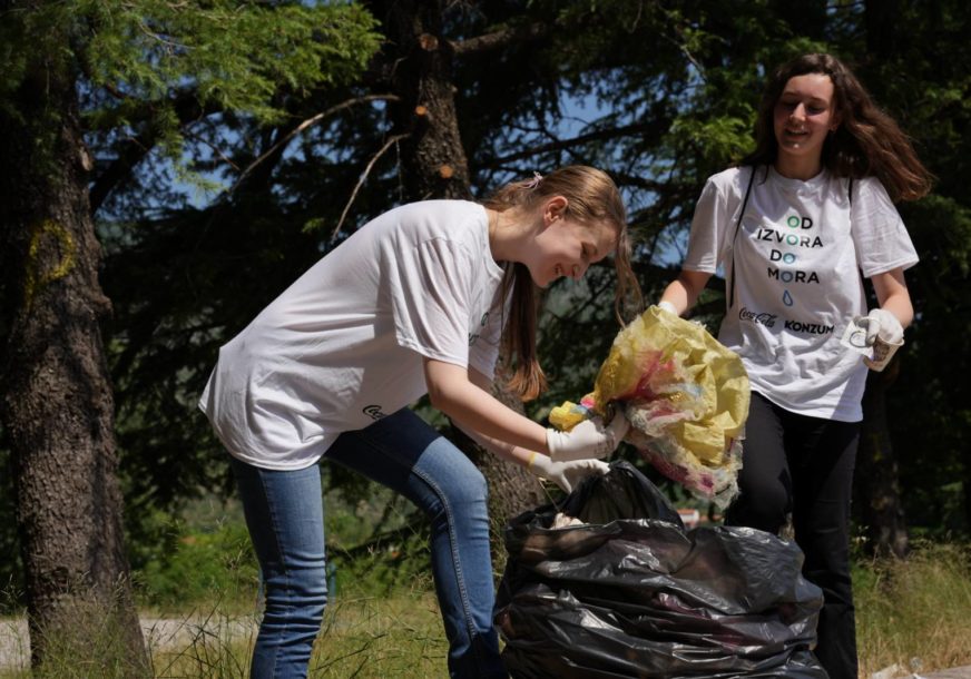 Volonteri prikupljali otpad u Mostaru u okviru Coca-Colinog projekta "Od izvora do mora"
