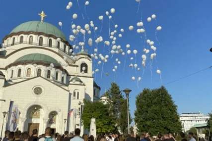 "Zauvijek ću pamtiti njihov smijeh" Drugari stradalih mladića poslali bijele balone u nebo (FOTO)