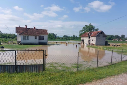 VANREDNA SITUACIJA U LAJKOVCU Dva sela potopljena, voda ušla u kuće (FOTO)
